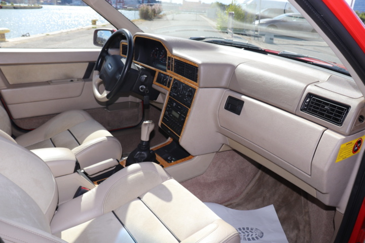 928034-15 Volvo 850R Sedan 2.3 Red - 1996