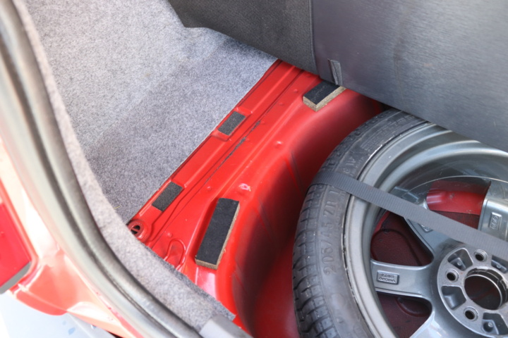 928034-32 Volvo 850R Sedan 2.3 Red - 1996