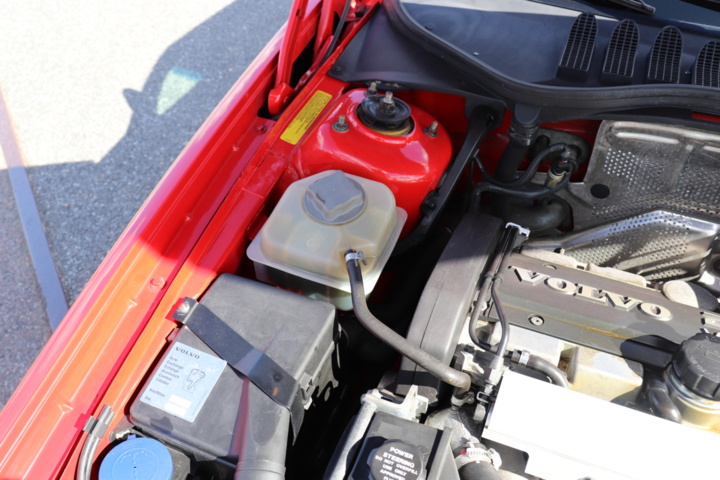 928034-35 Volvo 850R Sedan 2.3 Red - 1996