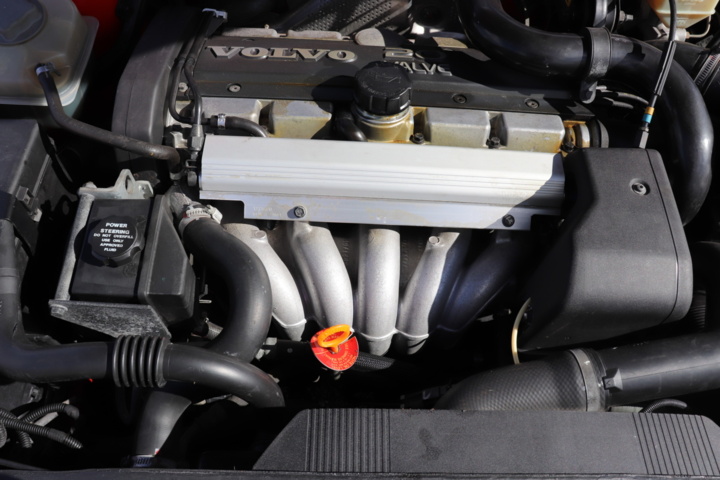 928034-36 Volvo 850R Sedan 2.3 Red - 1996