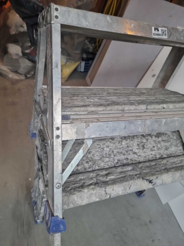 824880-4 Two 2-step ladders