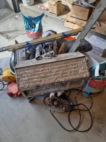 824906-1 Mixed tiling putty