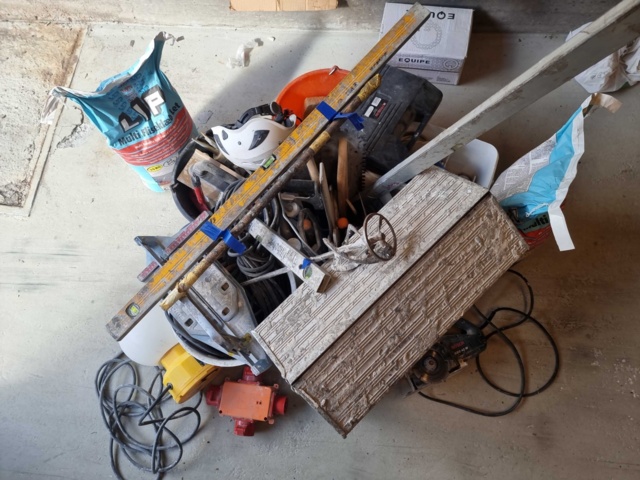 824906-9 Mixed tiling putty