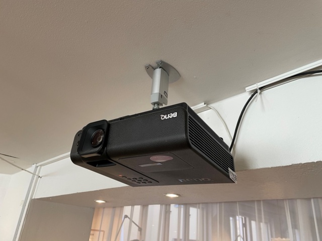 917333-1 Projector and screen BenQ SP840 -2012