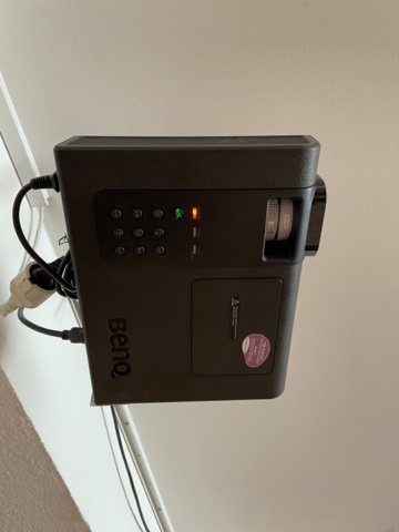 917333-2 Projector and screen BenQ SP840 -2012