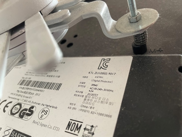 917333-5 Projector and screen BenQ SP840 -2012