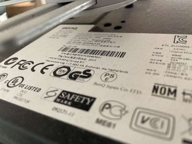 917333-6 Projector and screen BenQ SP840 -2012