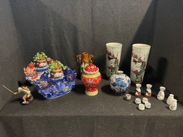 686717-1 Chinese art, vases, urns etc