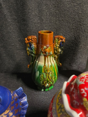 686717-7 Chinese art, vases, urns etc