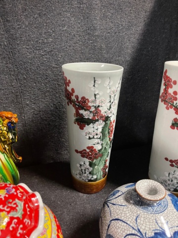 686717-8 Chinese art, vases, urns etc