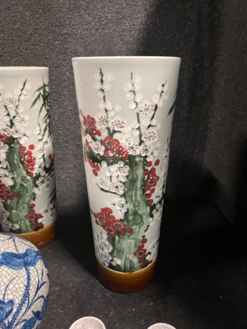 686717-9 Chinese art, vases, urns etc