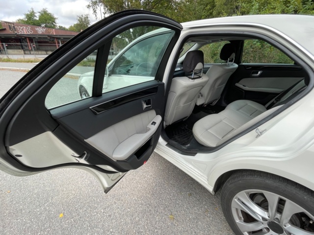 906897-18 Mercedes-Benz E 200 CGI BlueEFFICIENCY - 2011