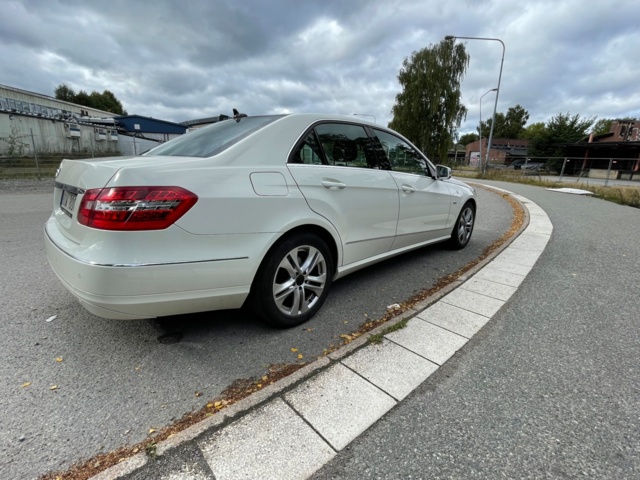 906897-6 Mercedes-Benz E 200 CGI BlueEFFICIENCY - 2011