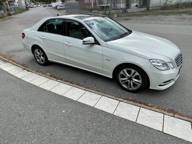906897-7 Mercedes-Benz E 200 CGI BlueEFFICIENCY - 2011