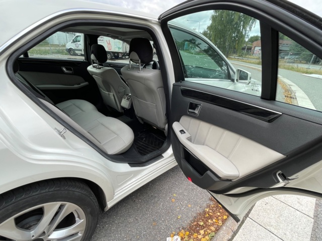 906897-20 Mercedes-Benz E 200 CGI BlueEFFICIENCY - 2011