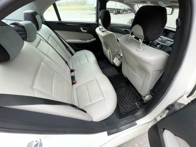 906897-21 Mercedes-Benz E 200 CGI BlueEFFICIENCY - 2011