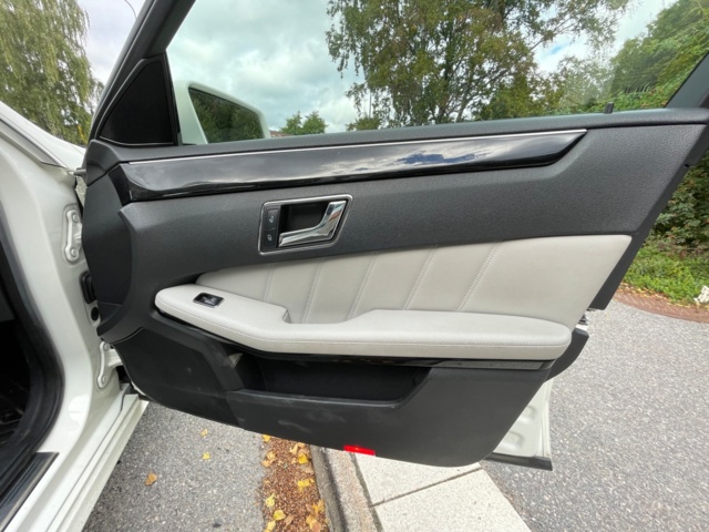 906897-22 Mercedes-Benz E 200 CGI BlueEFFICIENCY - 2011