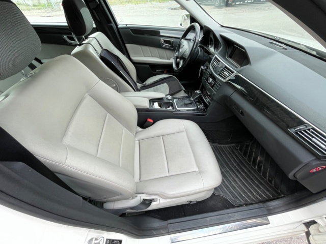 906897-23 Mercedes-Benz E 200 CGI BlueEFFICIENCY - 2011