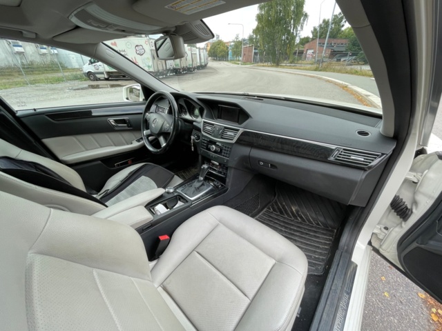 906897-24 Mercedes-Benz E 200 CGI BlueEFFICIENCY - 2011