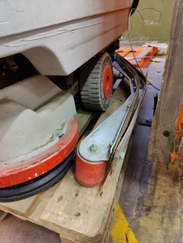 937419-6 Scrubber Comac Media 26