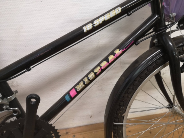 882469-3 Mistral 18 Speed Black 22-24"