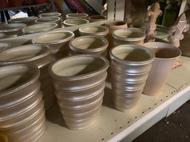 936197-3 pots, vases, etc