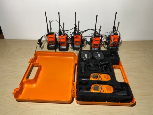 943553-1 7 Walkie talkies