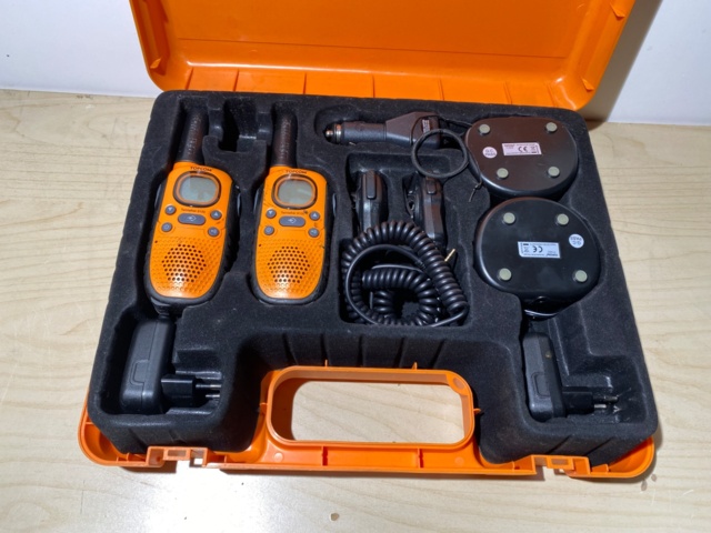 943553-4 7 Walkie talkies