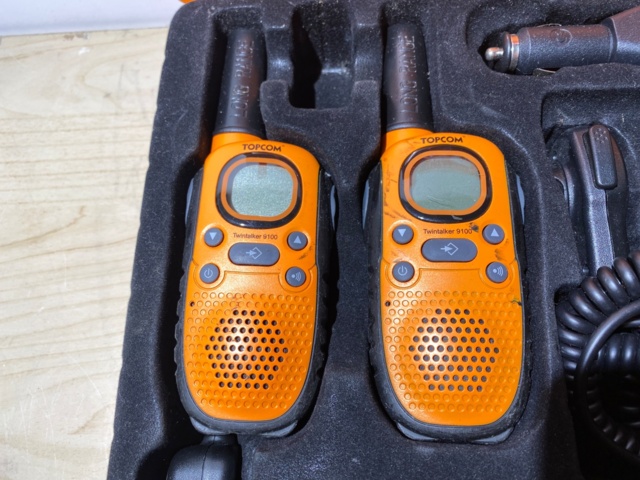 943553-5 7 Walkie talkies