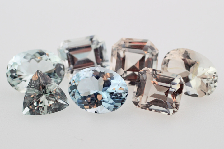 942752-1 Lot of faceted blue Topaz 52.67 ctv. with cert.