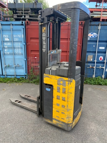 892336-2 1 Stand-On Stacker Atlet