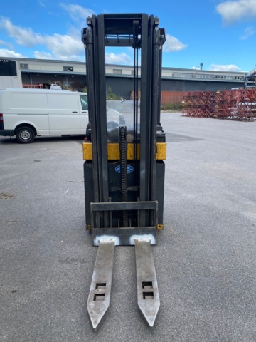 892336-5 1 Stand-On Stacker Atlet