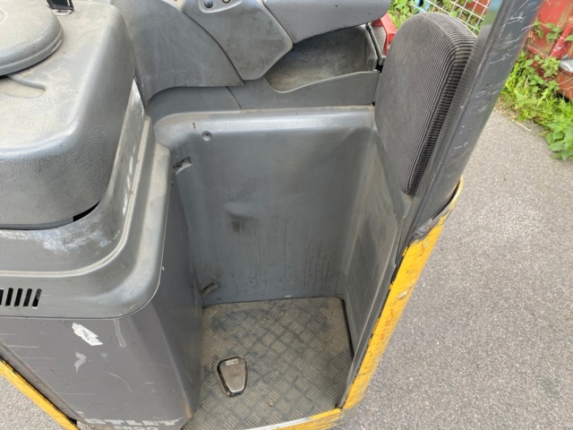 892336-6 1 Stand-On Stacker Atlet