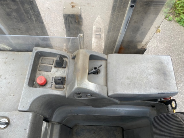 892336-8 1 Stand-On Stacker Atlet