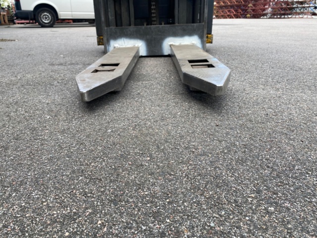 892336-10 1 Stand-On Stacker Atlet