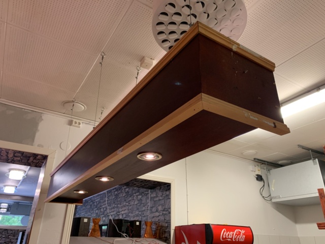 810109-2 Ceiling-hung shelf with lighting