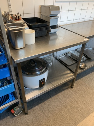 810146-2 Work bench in stainless steel with folded back edge and lower shelf