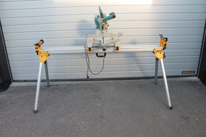 473221-1 Makita Cut and miter saw with work table