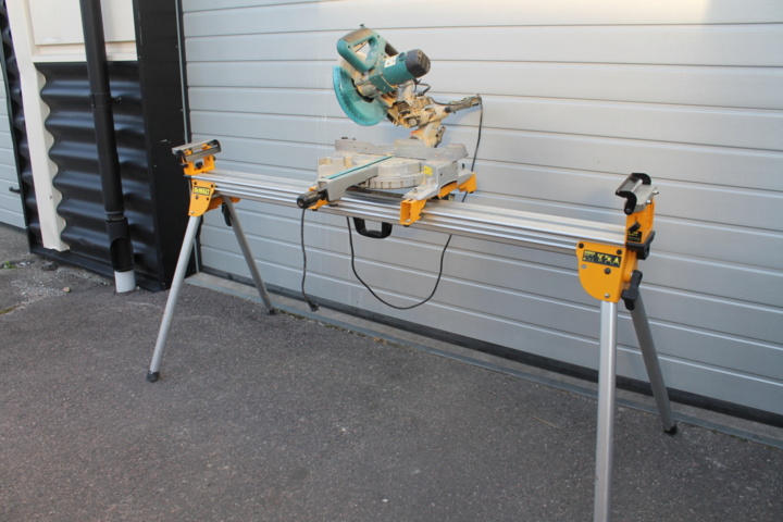 473221-2 Makita Cut and miter saw with work table