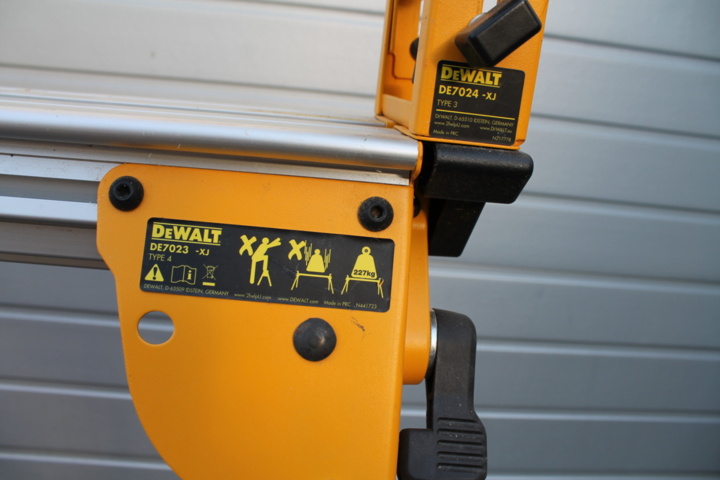 473221-3 Makita Cut and miter saw with work table