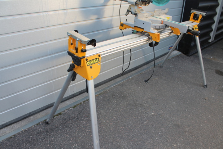 473221-4 Makita Cut and miter saw with work table