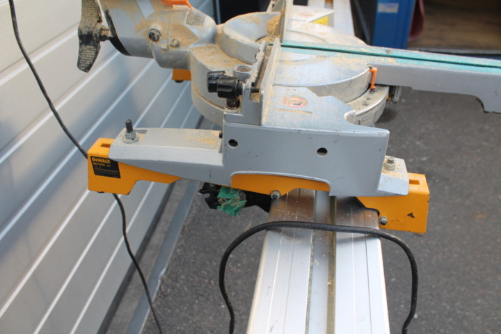 473221-5 Makita Cut and miter saw with work table