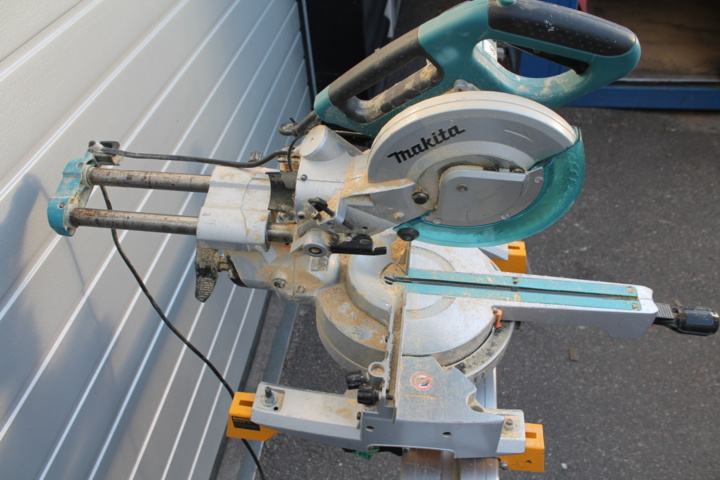 473221-6 Makita Cut and miter saw with work table