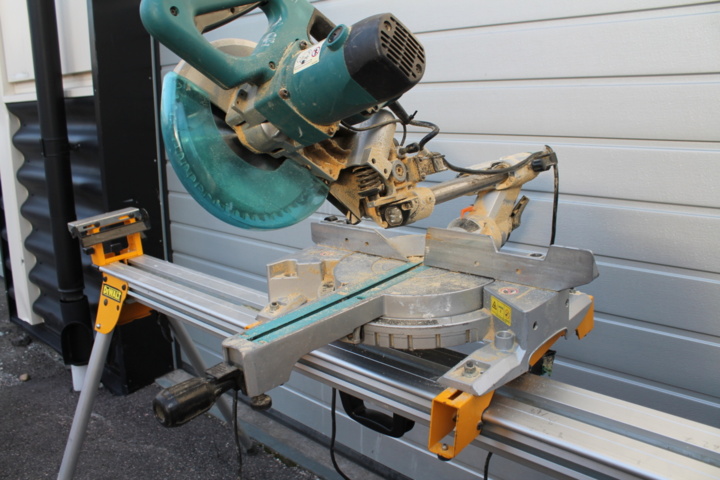 473221-7 Makita Cut and miter saw with work table