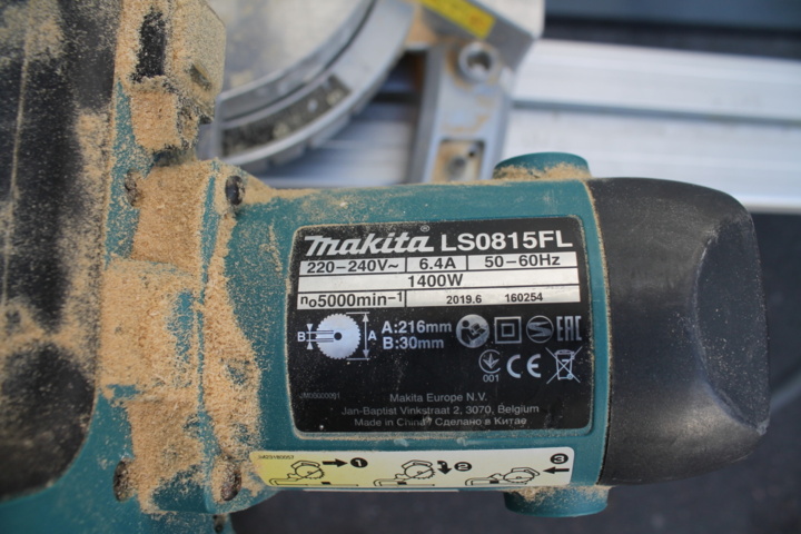 473221-8 Makita Cut and miter saw with work table