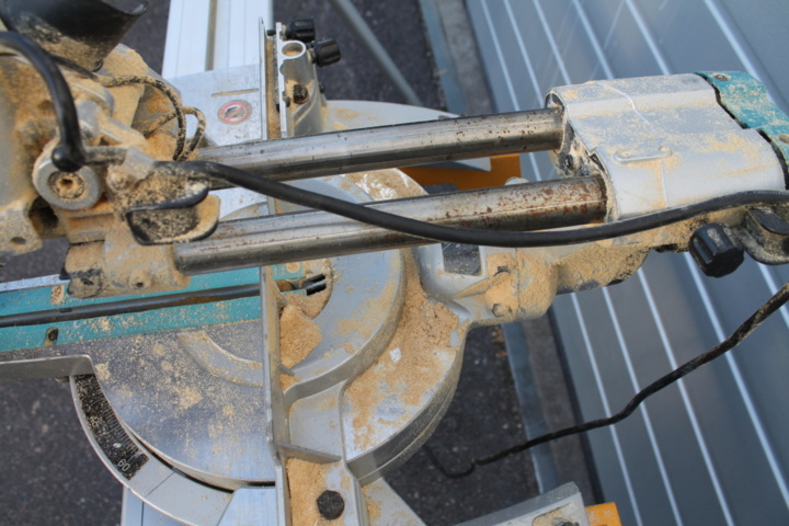 473221-9 Makita Cut and miter saw with work table