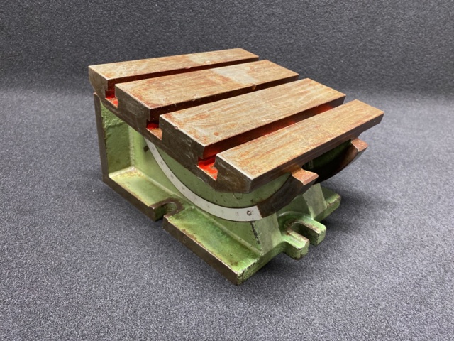 942847-1 Adjustable corner shelf