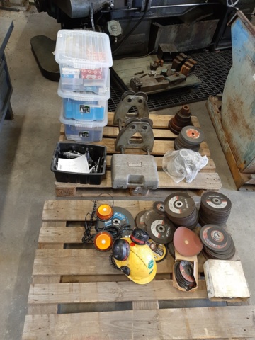 921235-1 Collection with ball bearings, grinding wheels and various workshop-related items