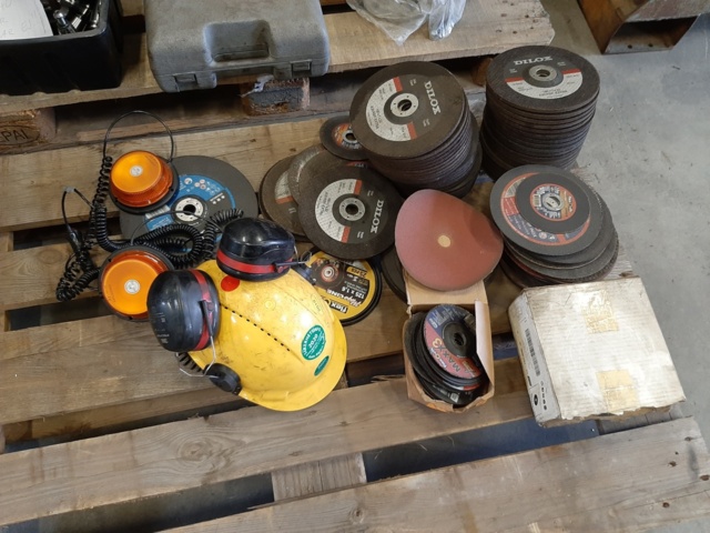 921235-2 Collection with ball bearings, grinding wheels and various workshop-related items