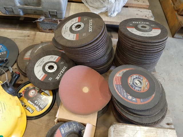 921235-3 Collection with ball bearings, grinding wheels and various workshop-related items